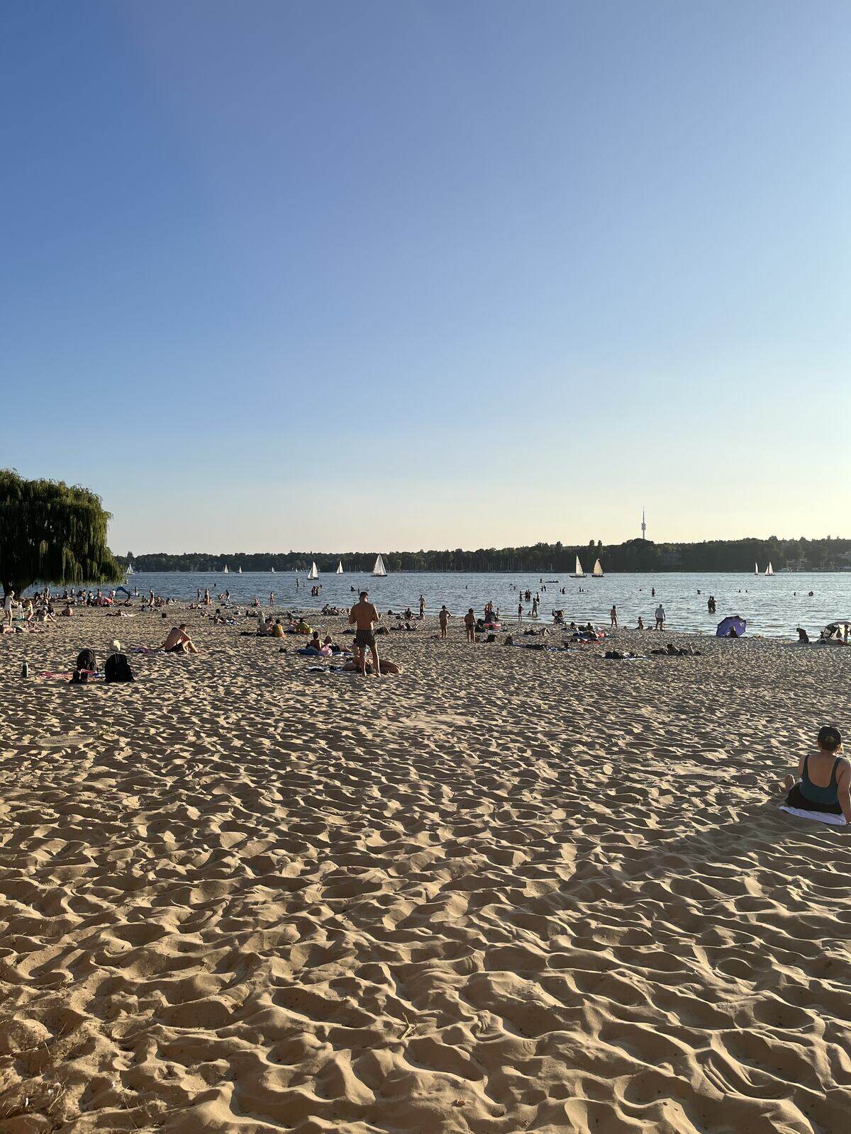 A sandy beach with sailboats on Lake Tegel in Berlin